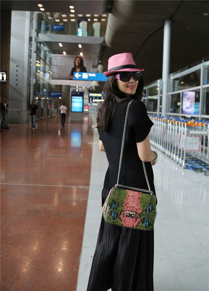 章子怡休闲装现身巴黎机场 笑容甜美心情大好