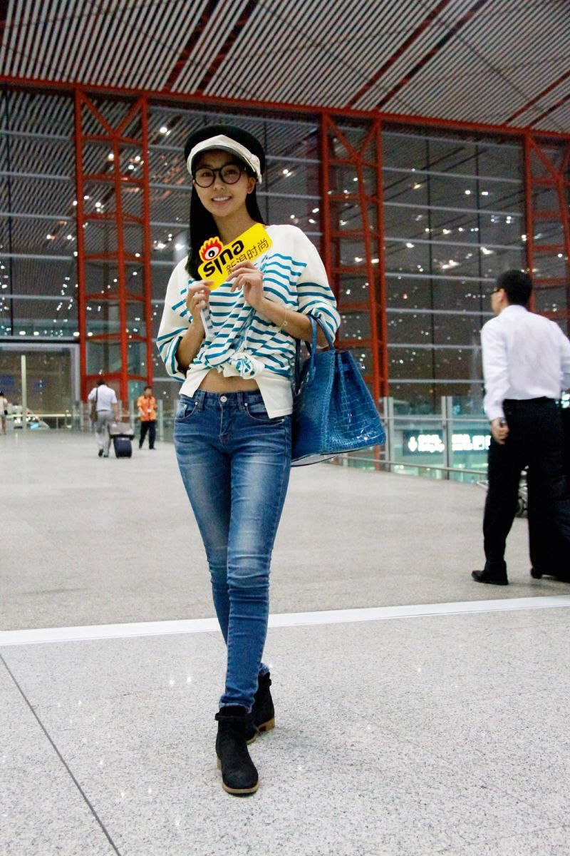 列表查看 大图 全屏观看 1 / 4 7月6日晚姚星彤休闲装扮现身机场启程
