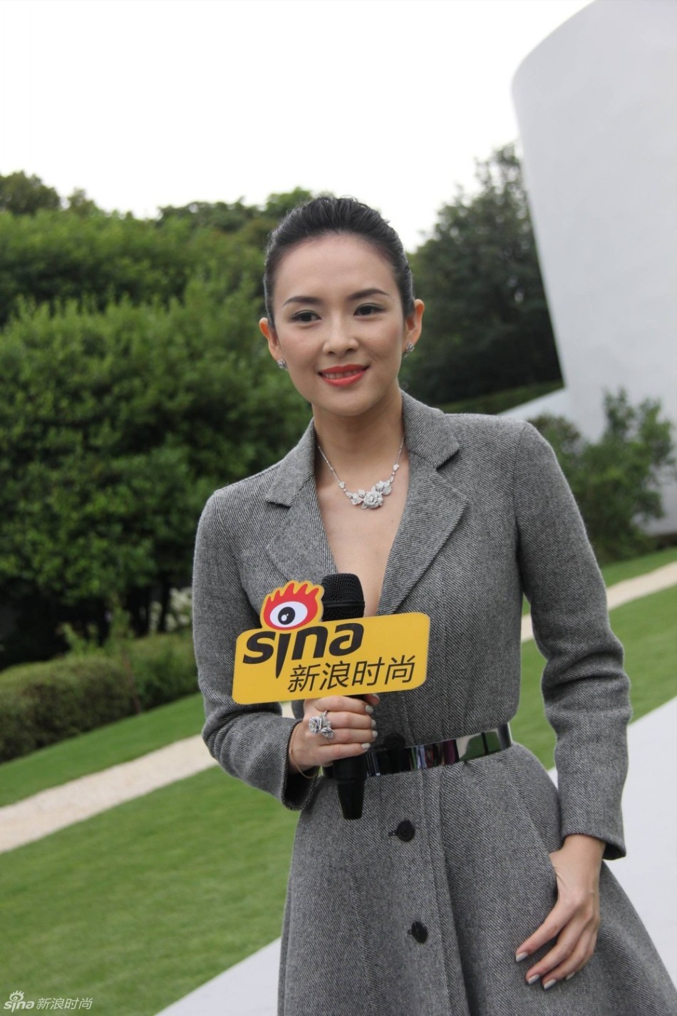 巴黎当地时间7月7日,国际影星章子怡身穿灰色大衣优雅亮相dior2014