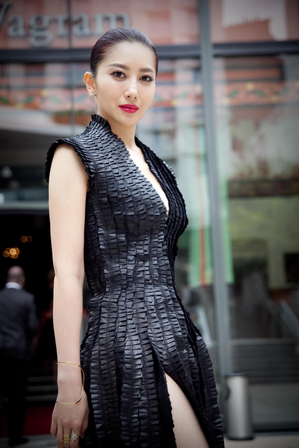 支持   键翻阅图片 列表查看 大图 全屏观看 1 / 12 演员殷旭成受邀