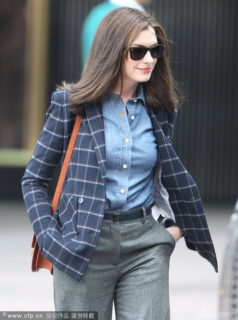 安妮-海瑟薇新片曝光 墨镜红唇时尚女魔头附体