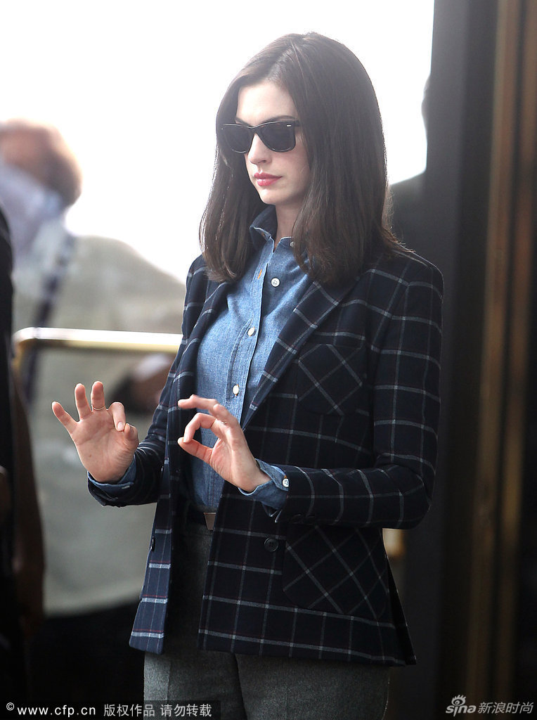 安妮-海瑟薇新片曝光 墨镜红唇时尚女魔头附体