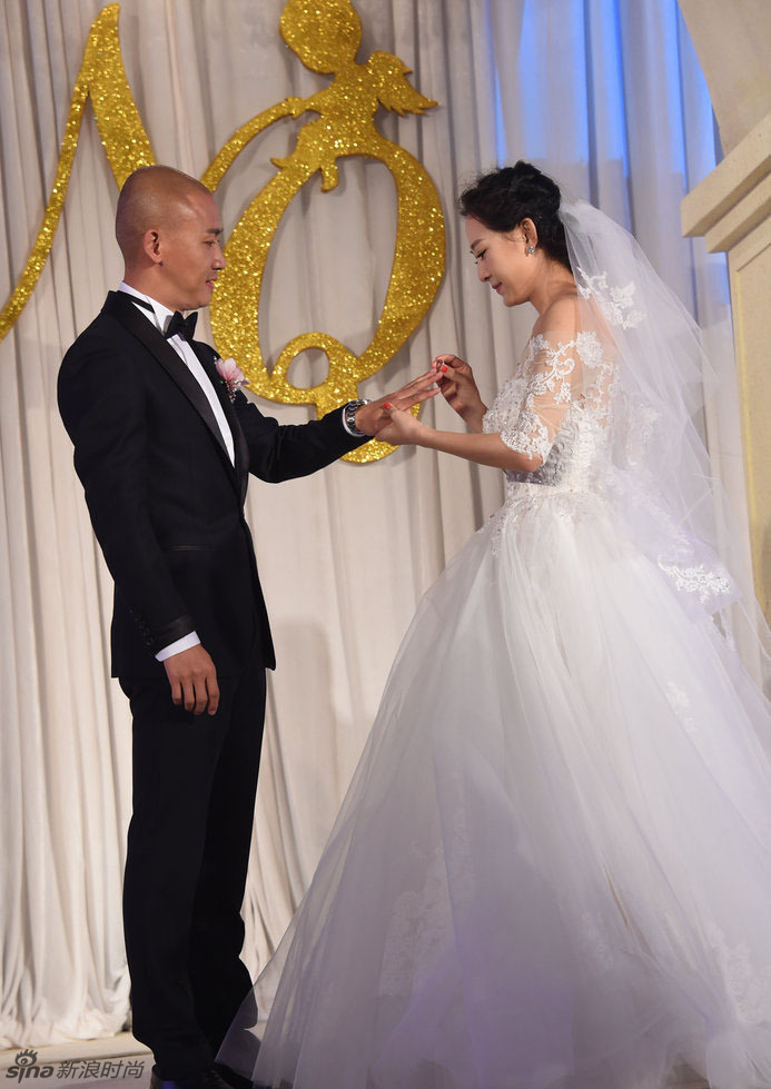 聂远与娇妻双喜临门:补婚礼兼女儿百日宴