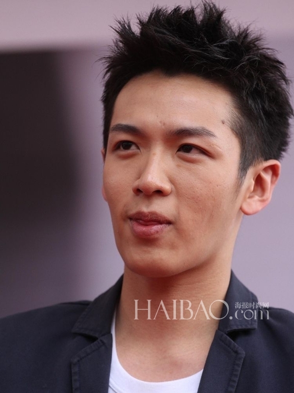 吸毒也让柯震东的皮肤更加恶化,痘痘,痘印,毛孔,松弛,眼部问题,虽说