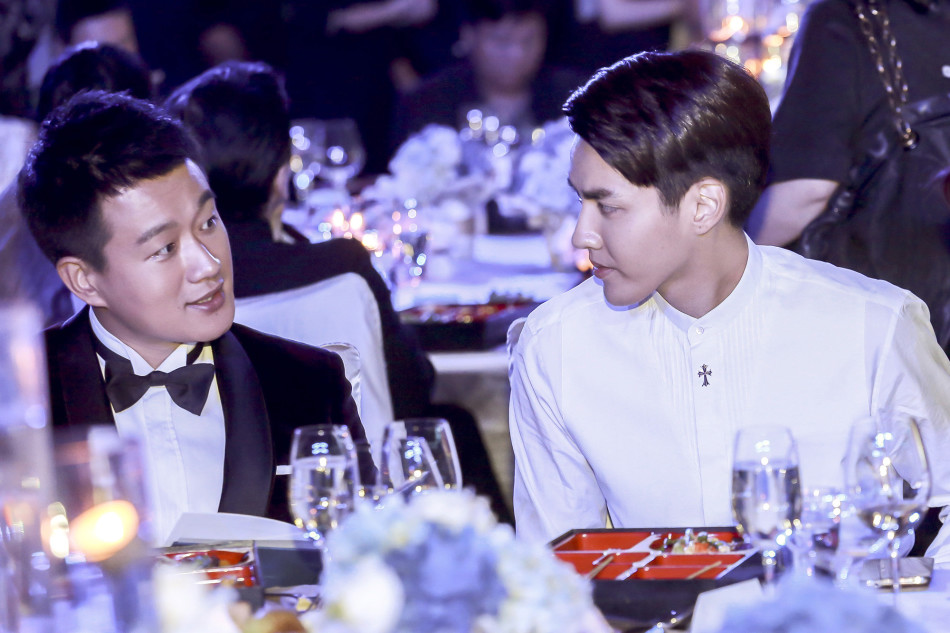 吴亦凡压轴亮相芭莎慈善夜红毯 青春俊美