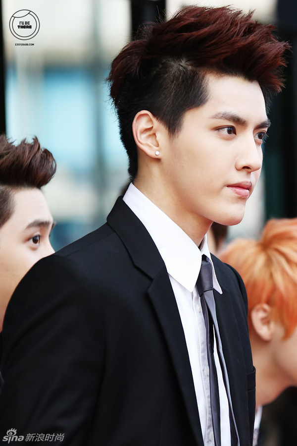 新生代超人气男神吴亦凡kris,拥有霸气俊朗的出众外表,在exo组合期间