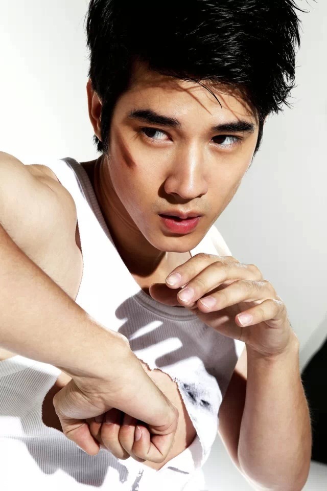 阳光健康的形象是他最突出的气质,放电眼神和坏笑的嘴唇,可爱又帅气