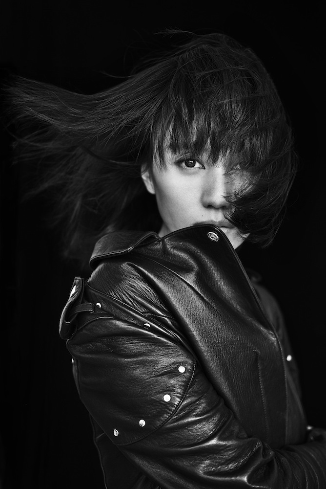 袁泉黑白大片酷感十足