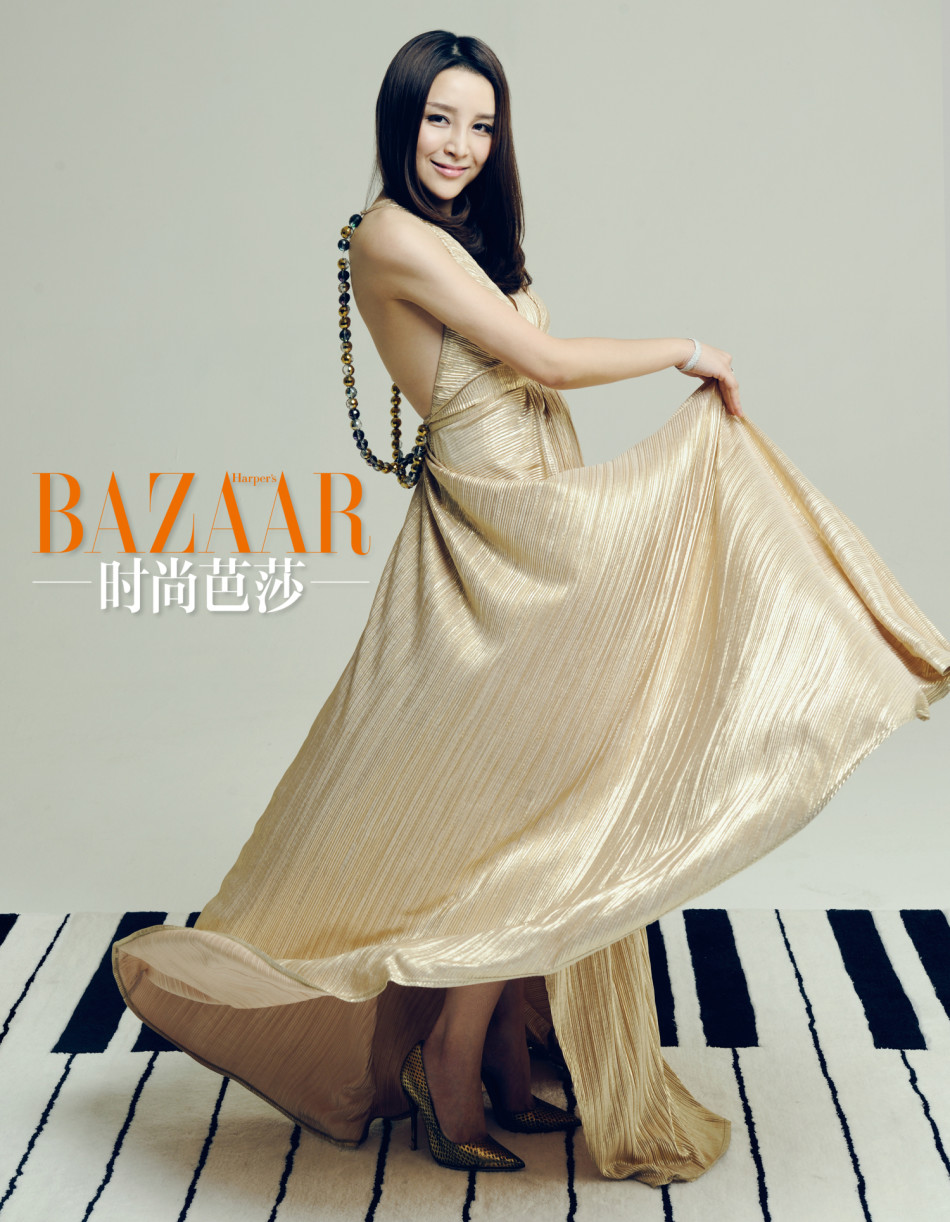 陈洁尽显钢琴女神优雅魅力