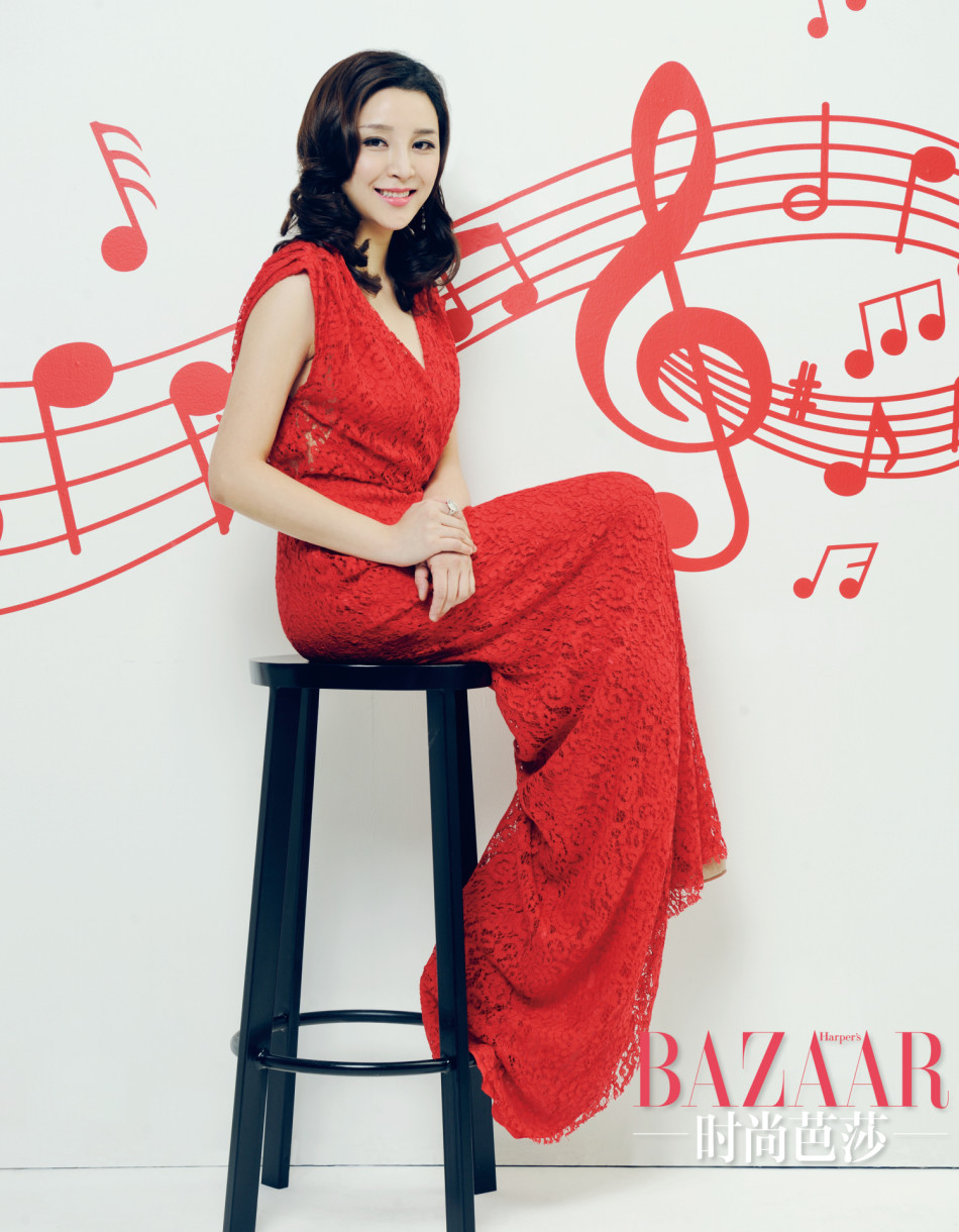 陈洁尽显钢琴女神优雅魅力