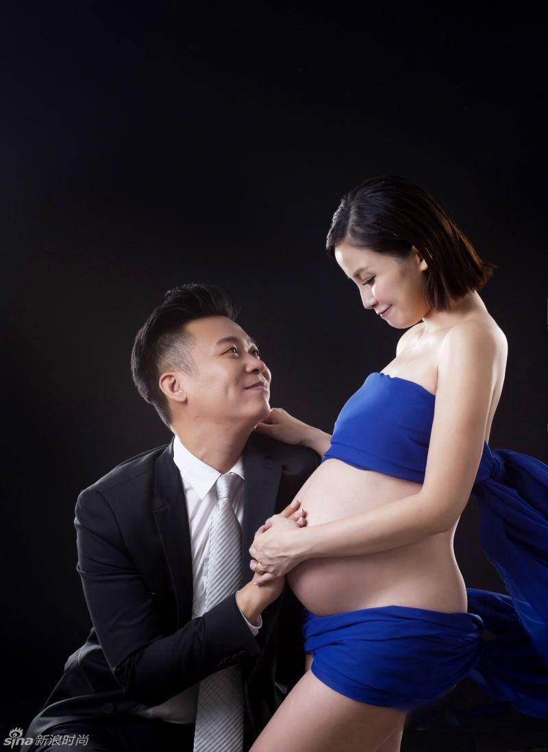 台女主播钟欣怡全裸孕照曝光肌肤光滑手托大肚