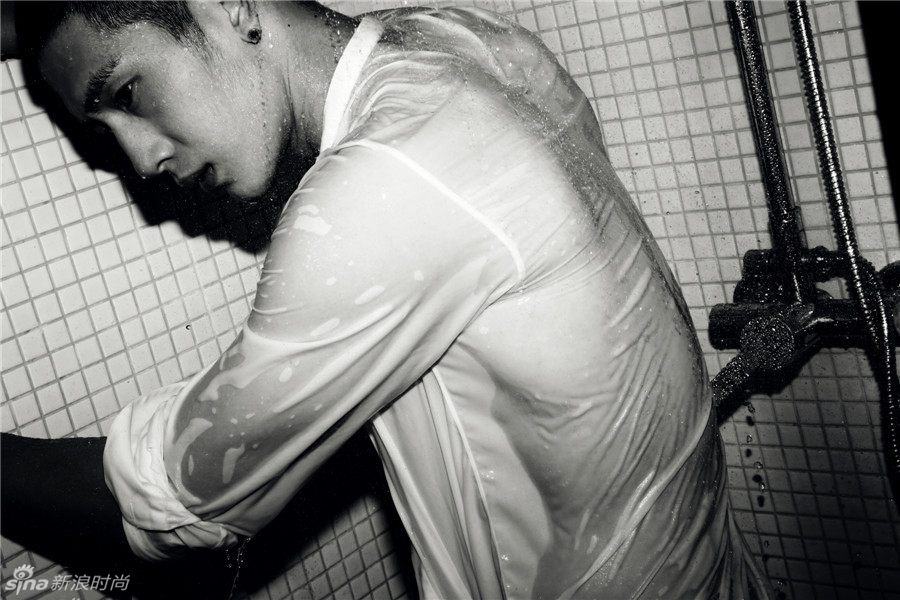 井柏然湿身露点 浴室秀性感身材