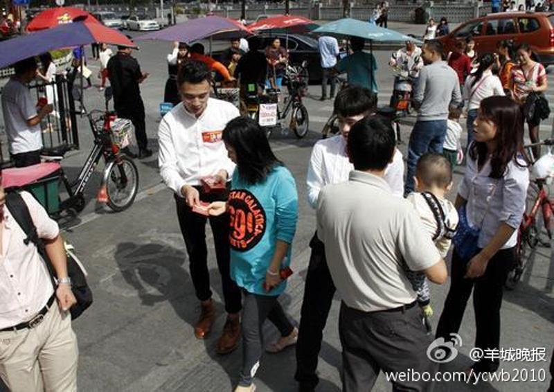 90后土豪结婚沿路派红包