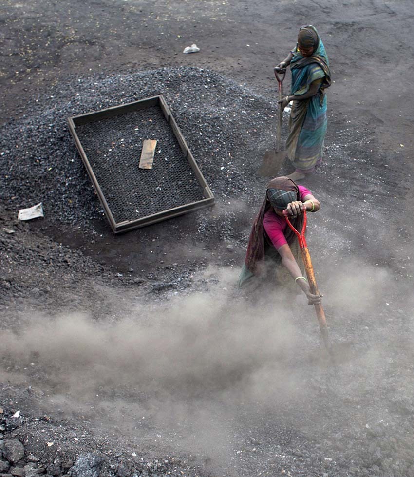 孟加拉矿场女工赤脚工作毫无防护