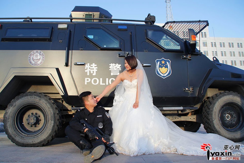警察情侣拍"武装"婚纱照_高清图集_新浪网