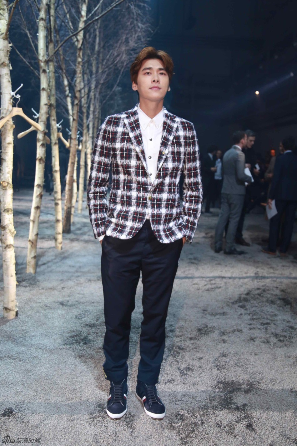 李易峰助阵moncler秀场格纹西装优雅帅气
