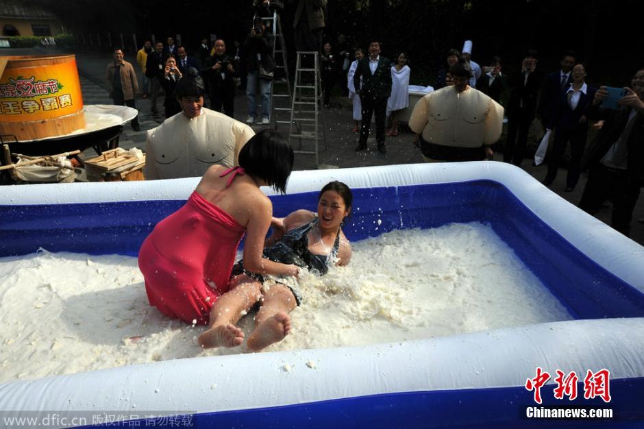 俊男美女牛奶豆腐中上演摔跤大战