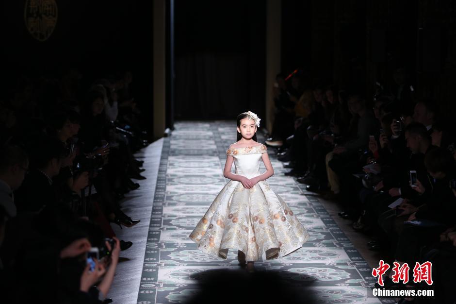 九岁女孩时装周T台走秀