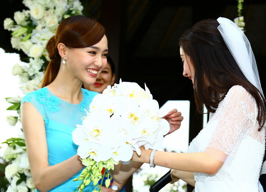 2014年1月8日,杨幂刘恺威在巴厘岛举行婚礼,伴娘是新娘的好闺蜜唐嫣.