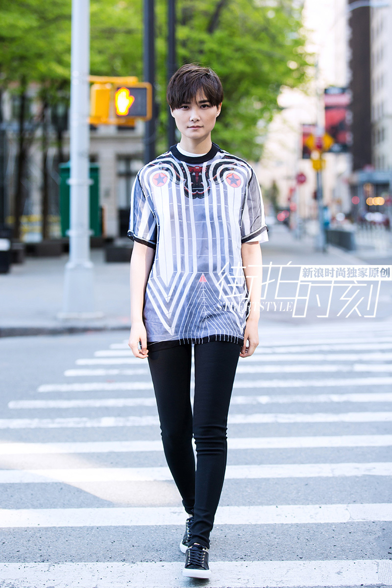 街拍时刻李宇春帅气游走纽约街头