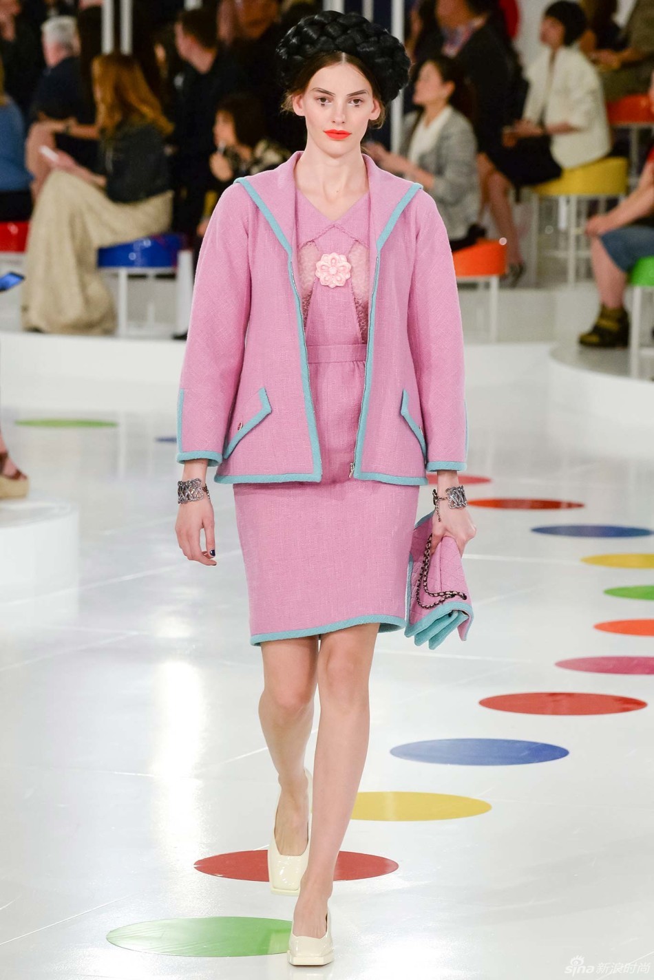 香奈儿2016早春度假系列在经典斜纹软呢套装的基础上,融入了韩国传统