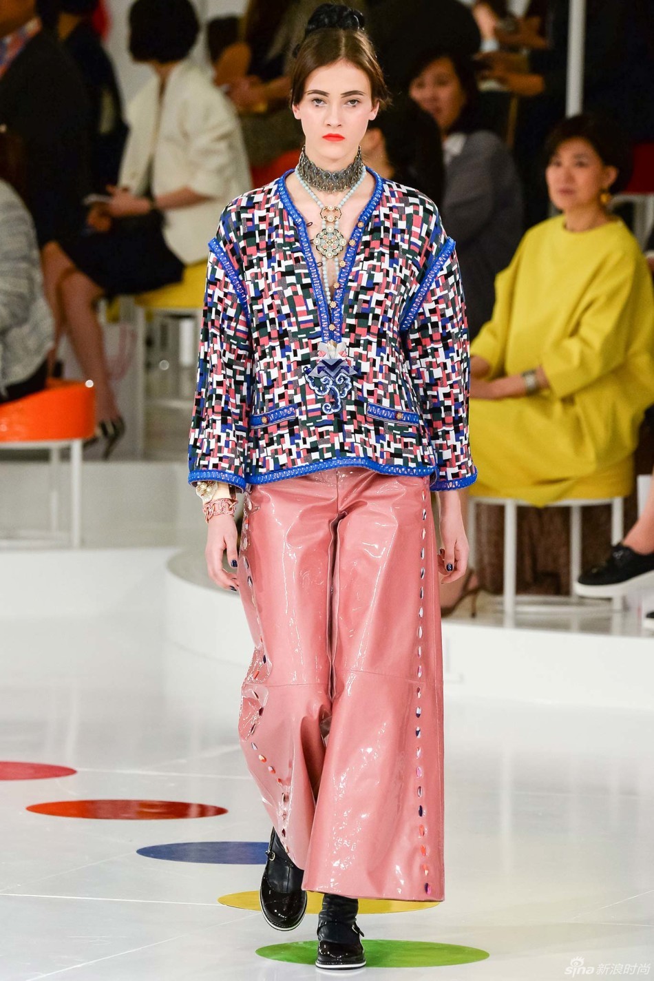 早春度假系列在经典斜纹软呢套装的基础上,融入了韩国传统服装解构