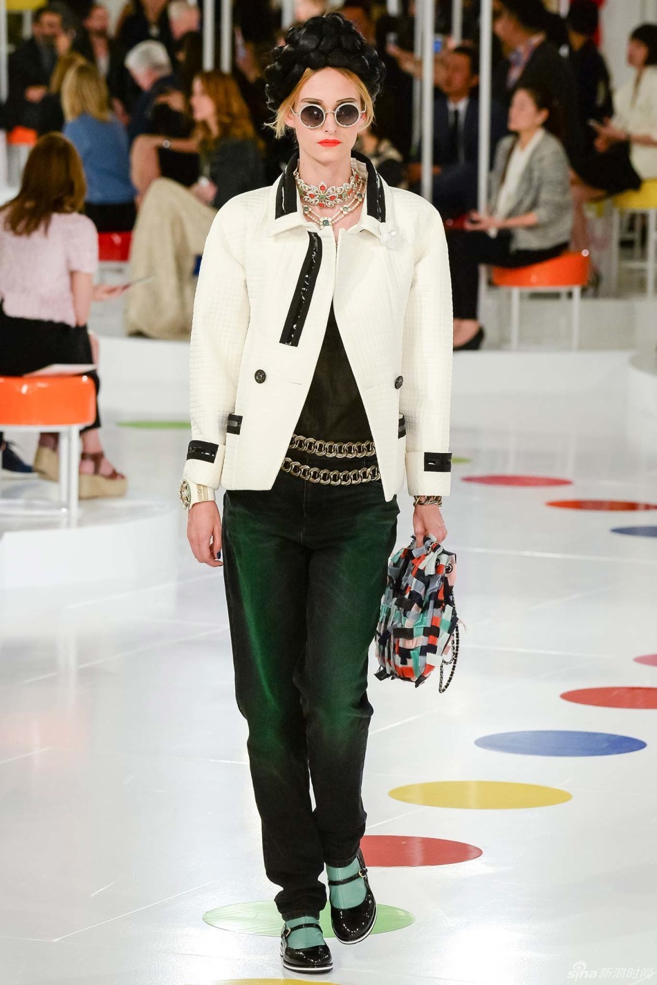 香奈儿2016早春度假系列在经典斜纹软呢套装的基础上,融入了韩国传统