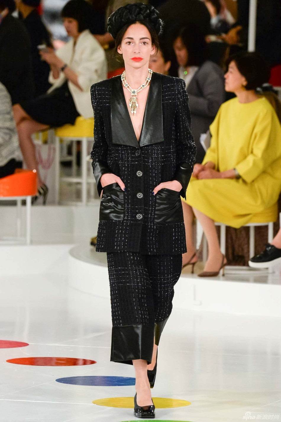 香奈儿2016早春度假系列在经典斜纹软呢套装的基础上,融入了韩国传统