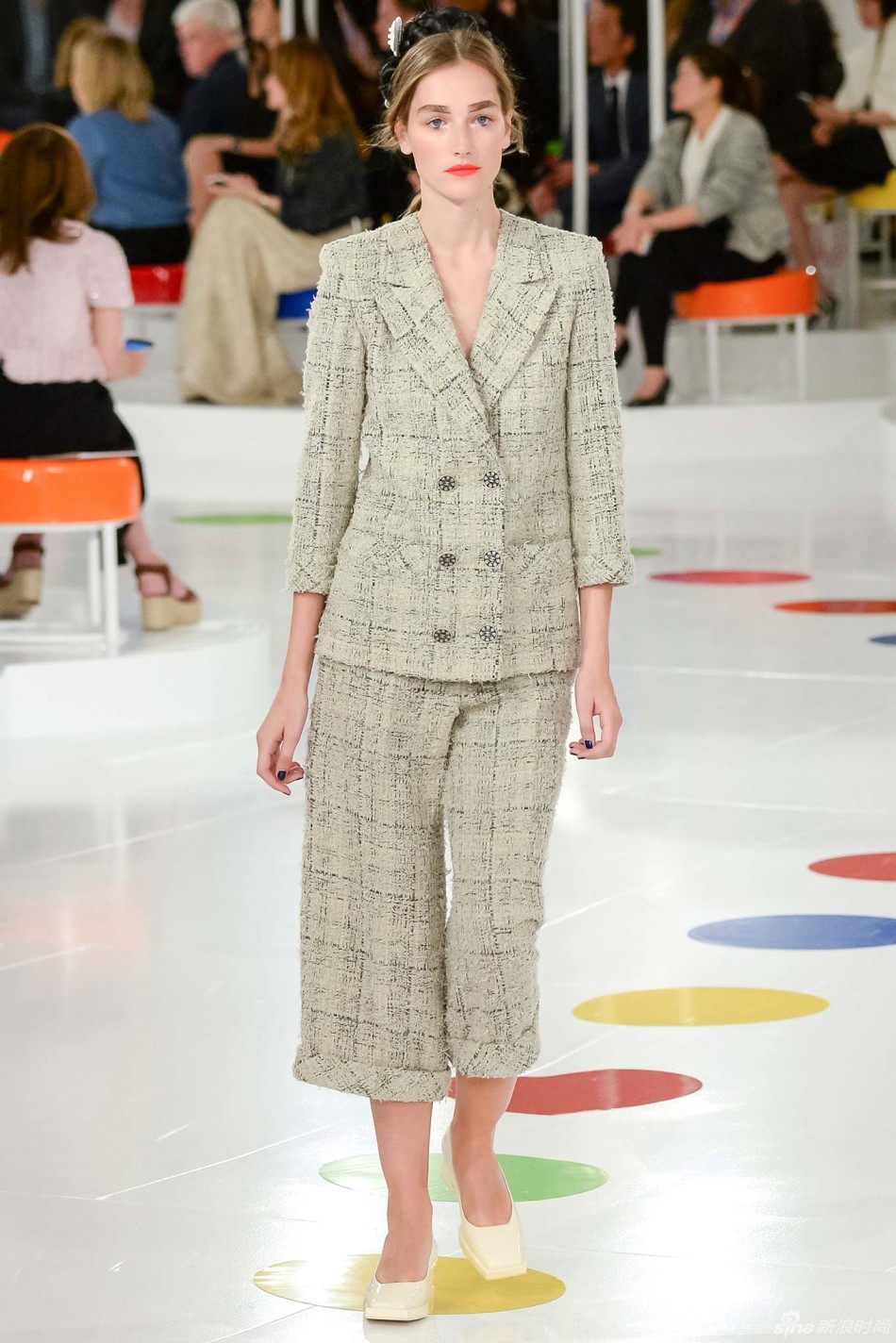 早春度假系列在经典斜纹软呢套装的基础上,融入了韩国传统服装解构