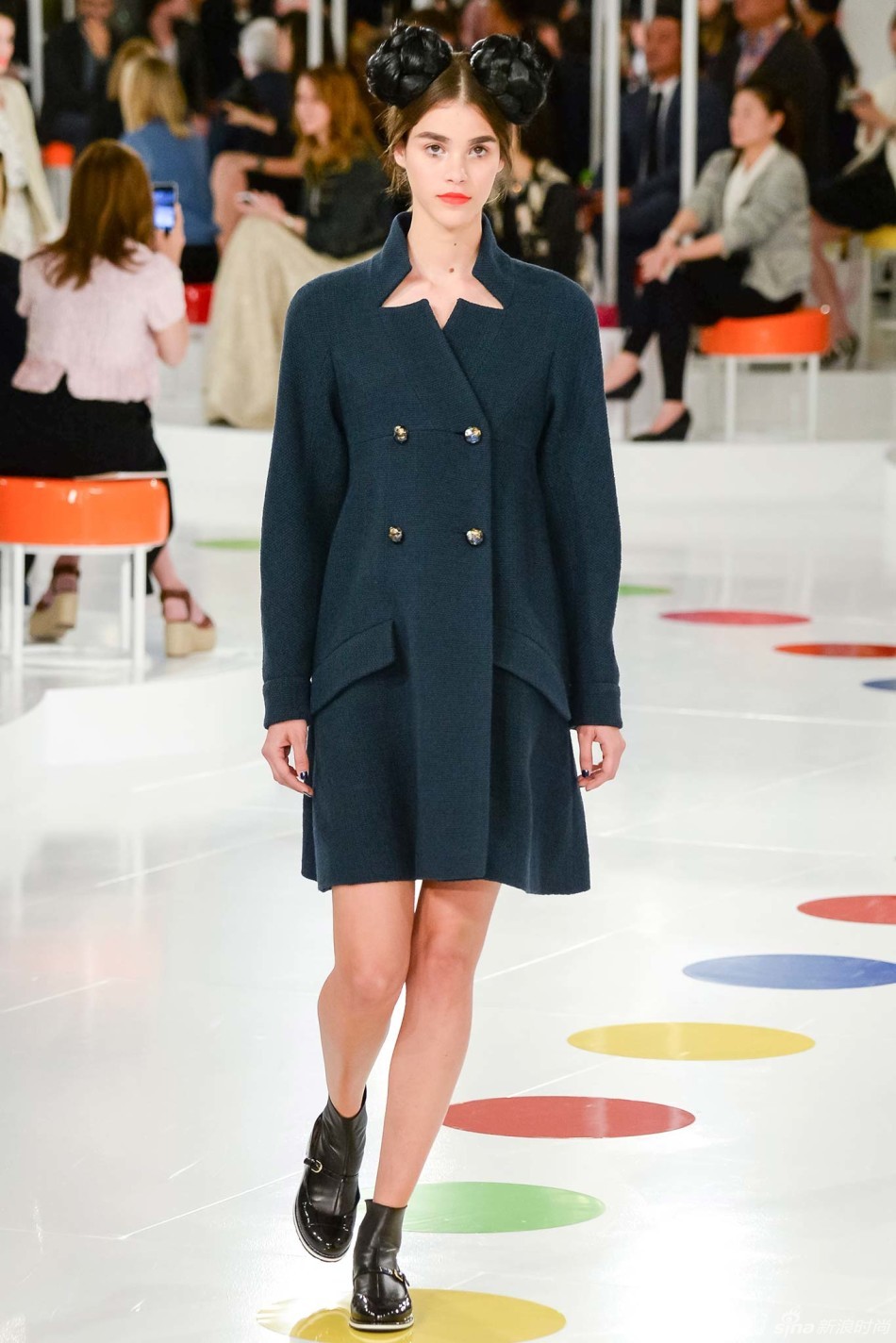 香奈儿2016早春度假系列在经典斜纹软呢套装的基础上,融入了韩国传统