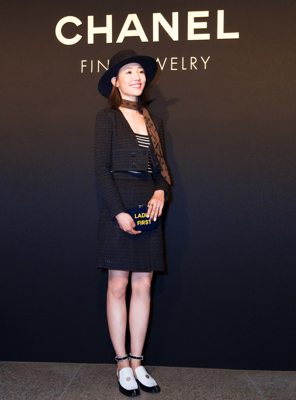 白百何深色劲装酷感亮相 摩登小妞玩转时尚派对