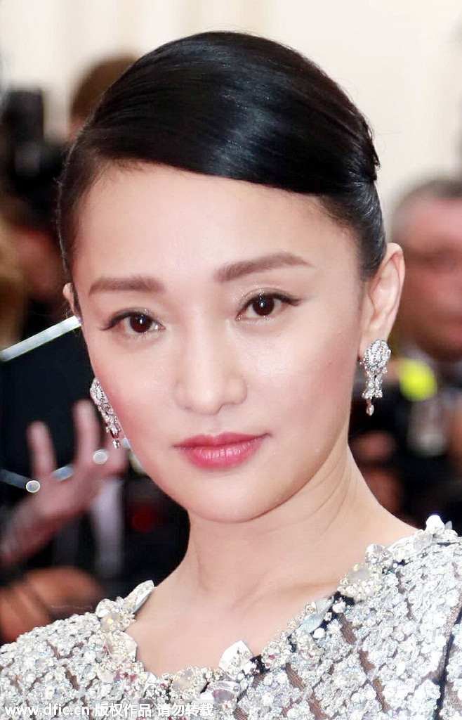 084:张慧雯花瓣咬唇嫩嫩哒_高清图集_新浪网