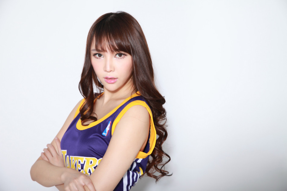 北舞校花梦妮gabby化身足球宝贝