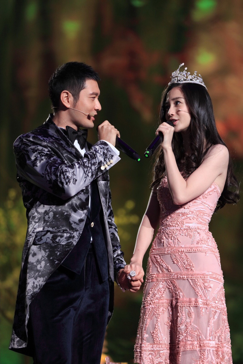 黄晓明baby领证 看海绵夫妇疯狂秀恩爱