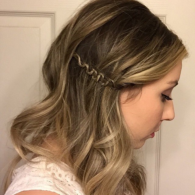 公主式蛇形编发: 看起来复杂的蛇形编发其实就是在基础的三股辫上进行