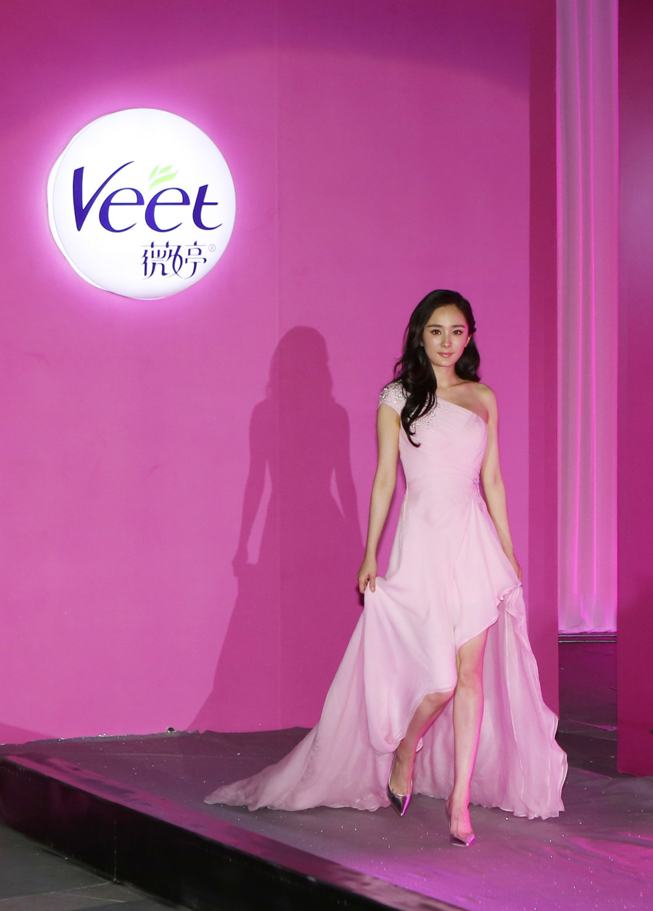 薇婷携手杨幂共同点亮粉红水立方