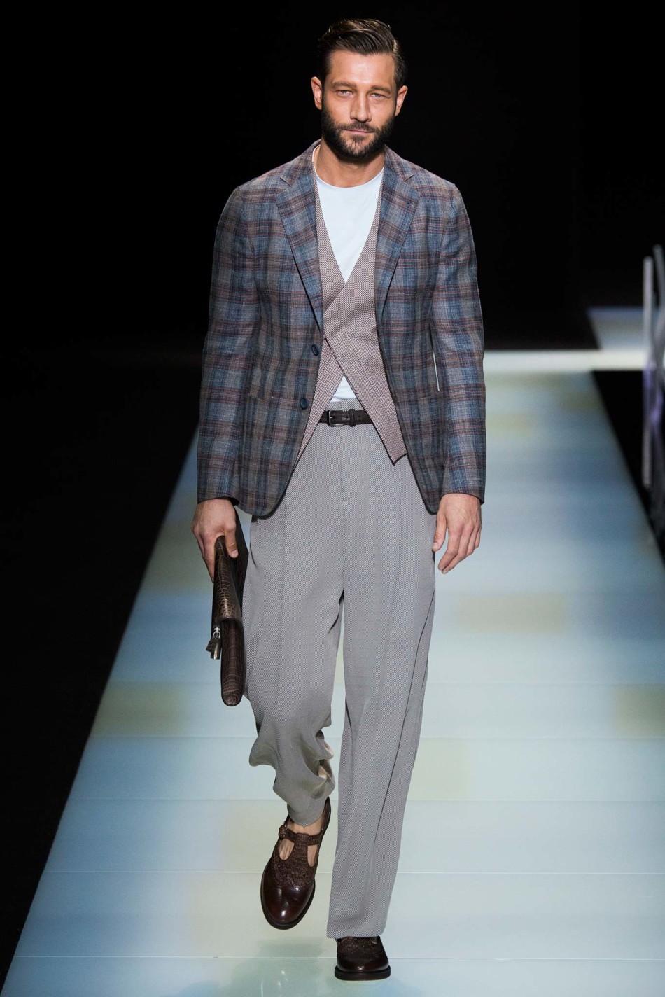 giorgio armani 2016春夏男装仿佛是一场复古阿玛尼时装展,柔和的色彩