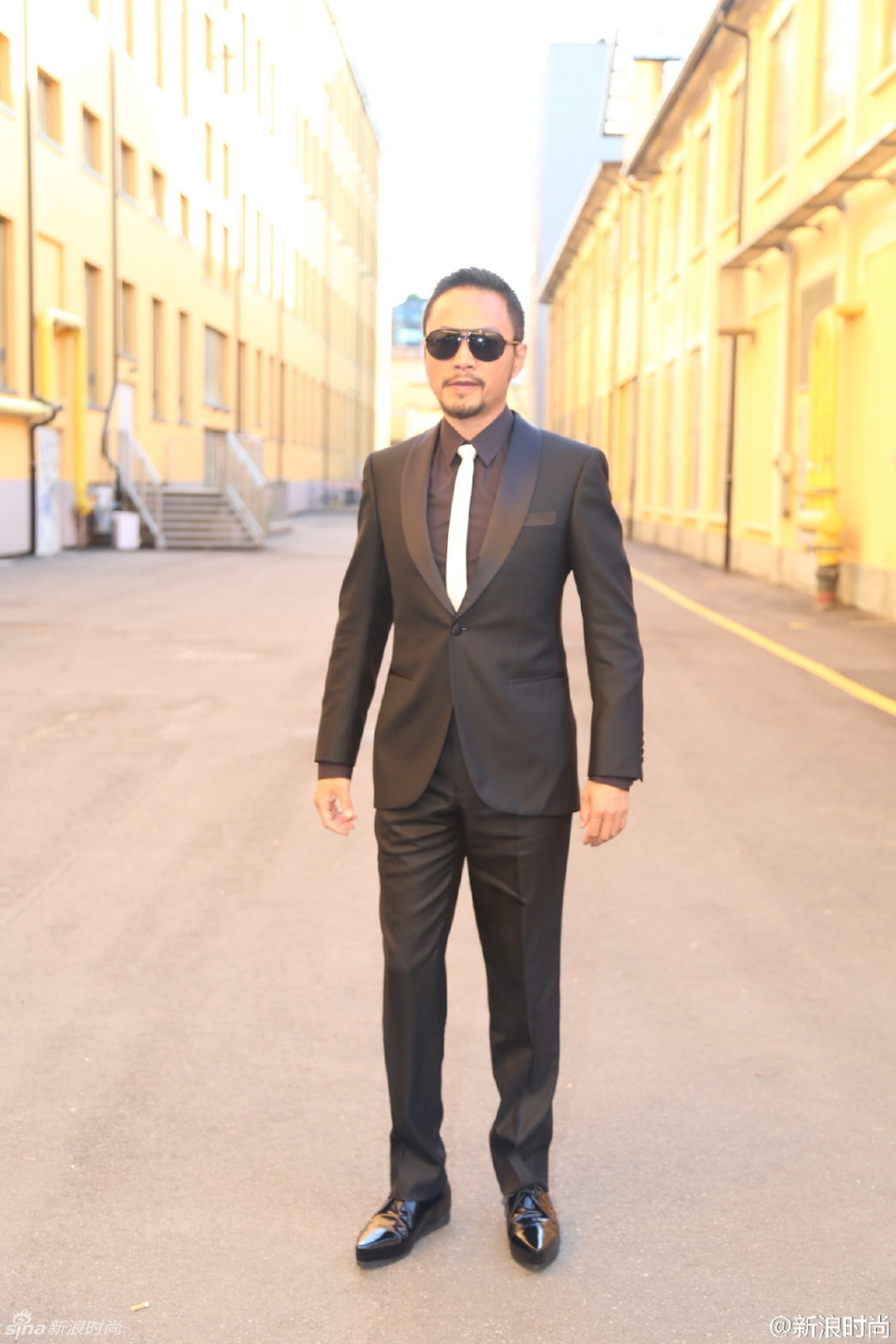 "狼叔"张涵予一身笔挺西装亮相七匹狼男装秀场,并接受了新浪时尚独家