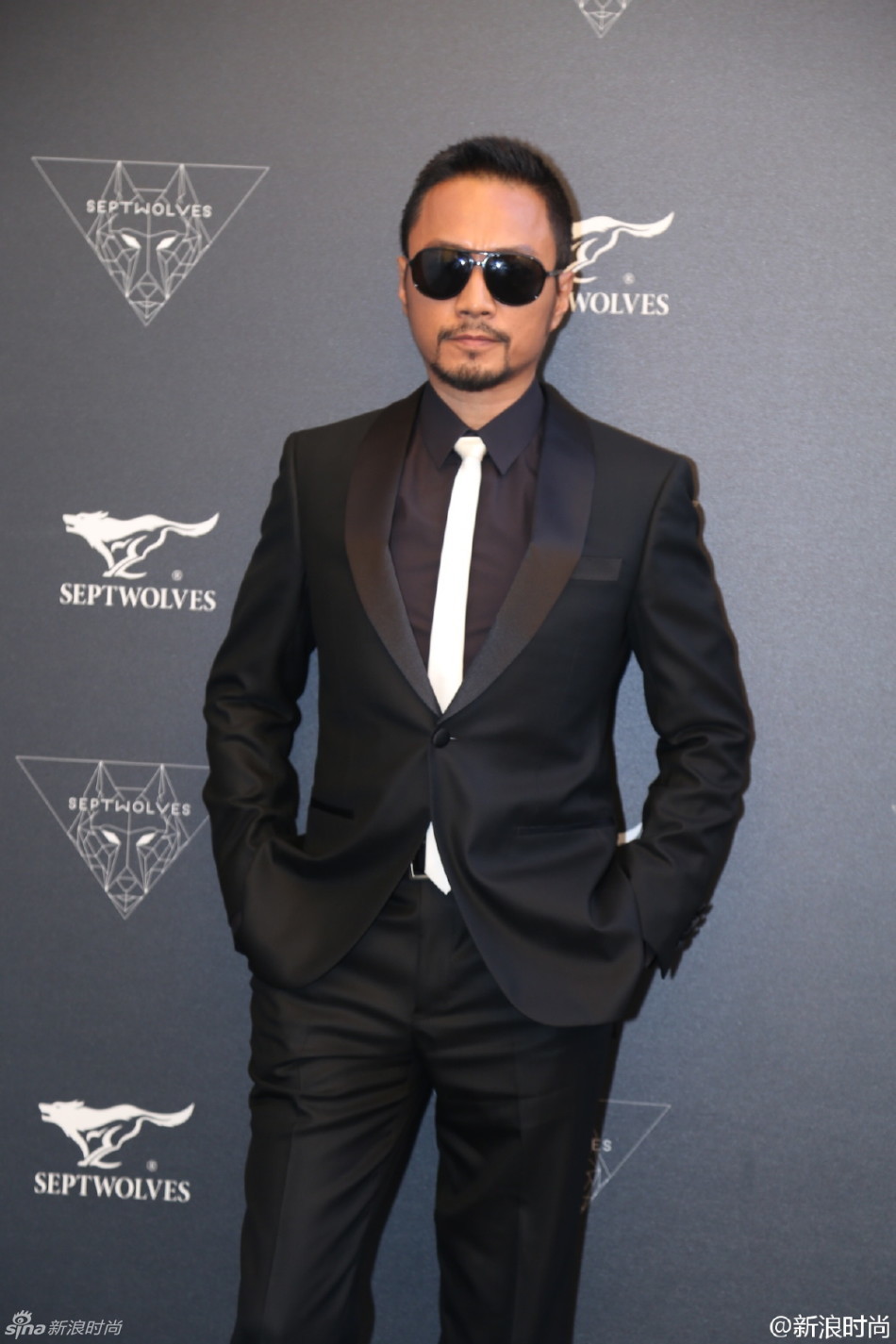 "狼叔"张涵予一身笔挺西装亮相七匹狼男装秀场,并接受了新浪时尚独家