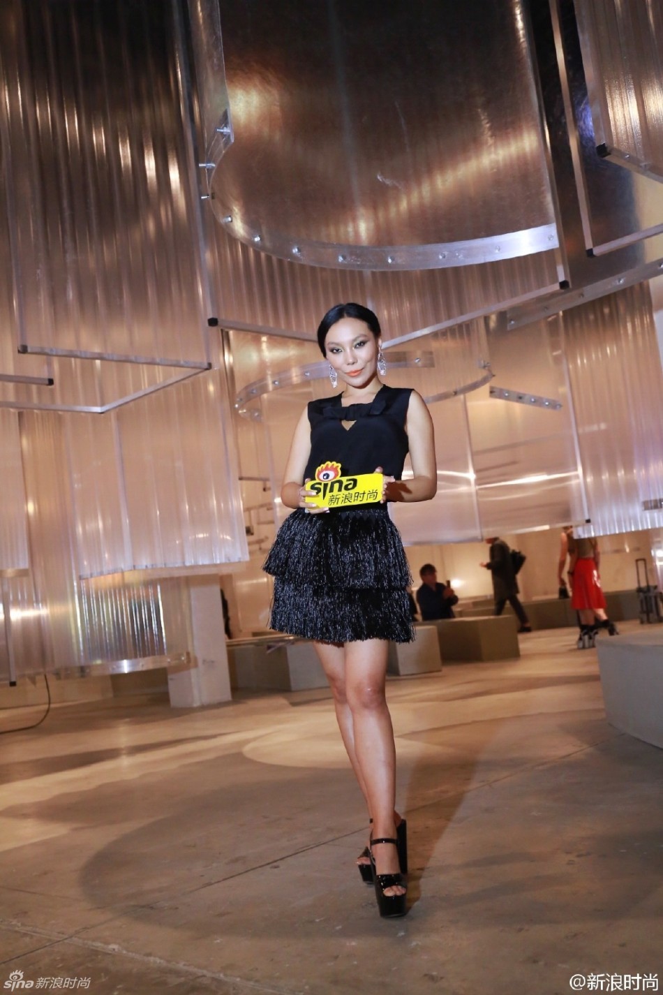 万宝宝身着一身黑色流苏连衣裙亮相prada 2016春夏男装秀场,橘色的