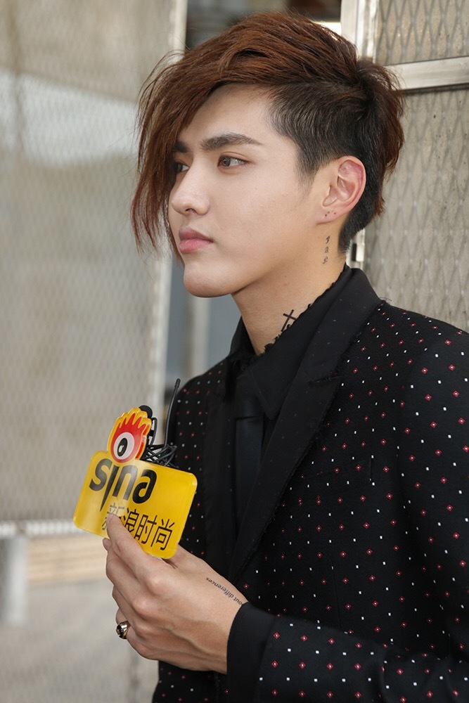 吴亦凡纹身造型酷帅亮相纪梵希秀场