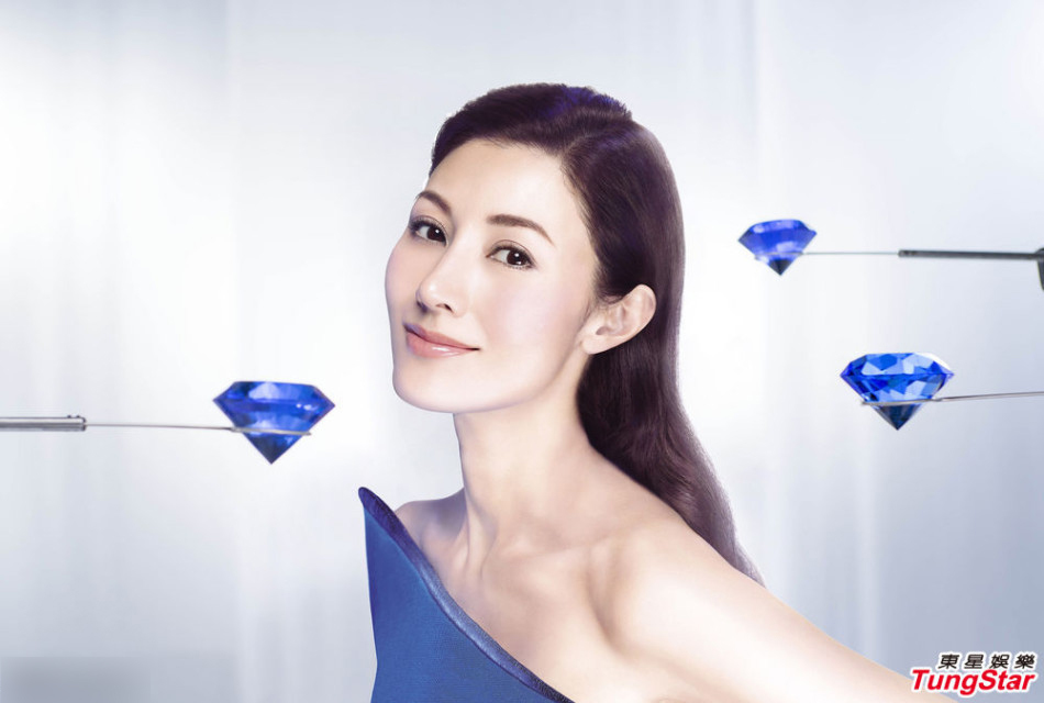 45岁阔太李嘉欣拍美肌大片 粉嫩丝滑露香肩