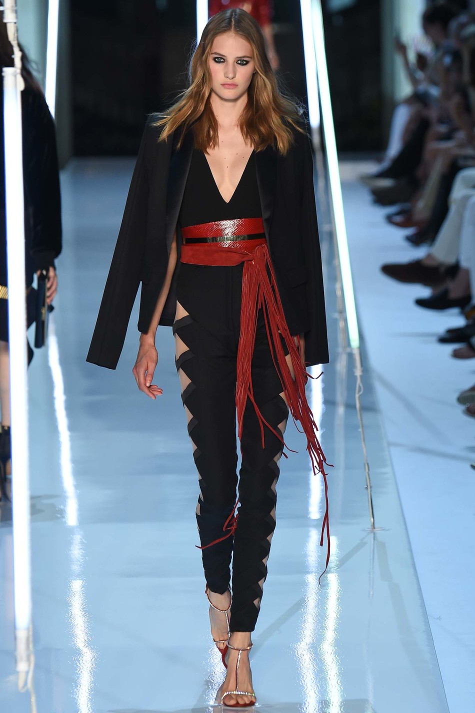 大量的流苏运用让服装富有动感韵律,为原本中性帅气的设950_1424竖版