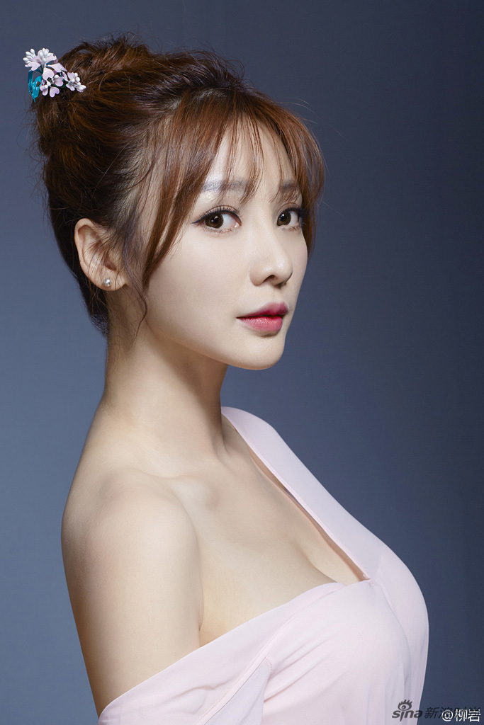女星妆榜样vol.092:柳岩粉唇萝莉妆迷死屌丝男_高清图集_新浪网