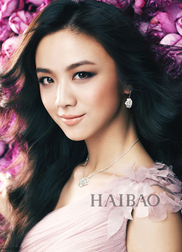 汤唯的眉毛也比较粗,但尾部有精修,整个眉部妆容还是保持了眉毛的基本