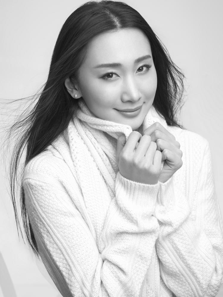 于果曝黑白写真 简约大气不失女人味儿