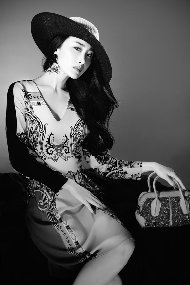 于果曝黑白写真 简约大气不失女人味儿