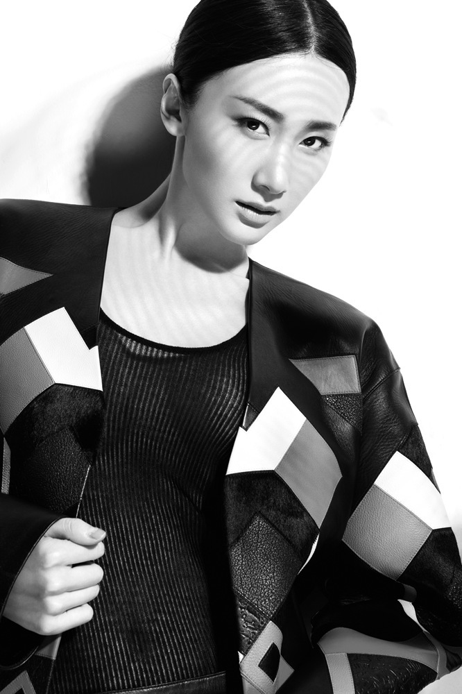 于果曝黑白写真 简约大气不失女人味儿