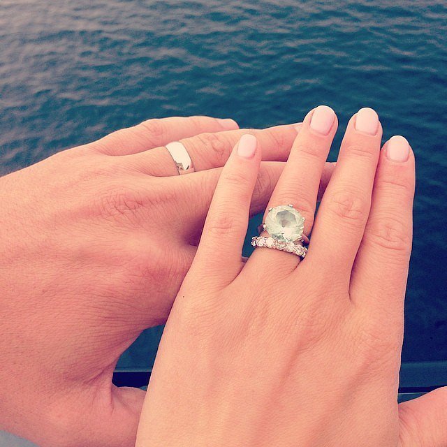 都说钻石是女人最好的朋友,在今天这样一个特殊的日子里,秀恩爱怎么能