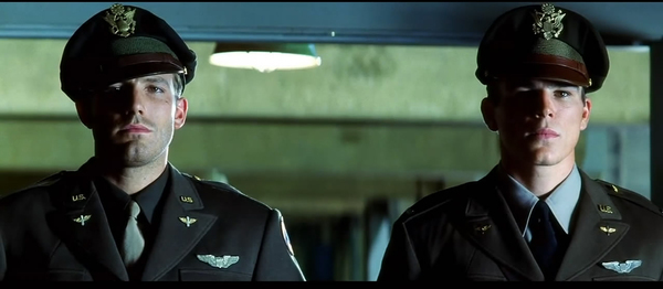 本阿弗莱克,乔什哈奈特 一部《珍珠港》让全世界认识了这两位制服帅哥